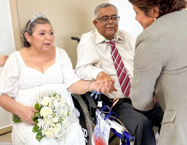 Paciente paliativo e esposa se casam em hospital após 35 anos juntos