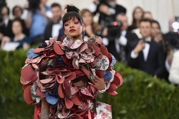 Rihanna dá conselho amoroso a fã no Twitter