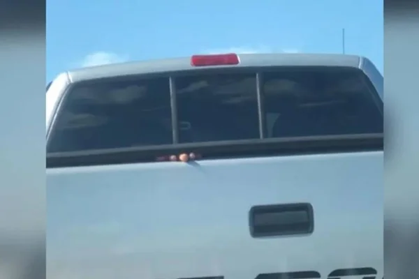 Homem sequestrado e colocado em carroceria de caminhonete é resgatado após fazer sinal com a mão