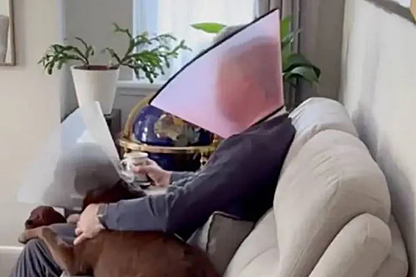 foto de homem sentado com colar elizabetano e cachorro sentado ao lado com o mesmo colar