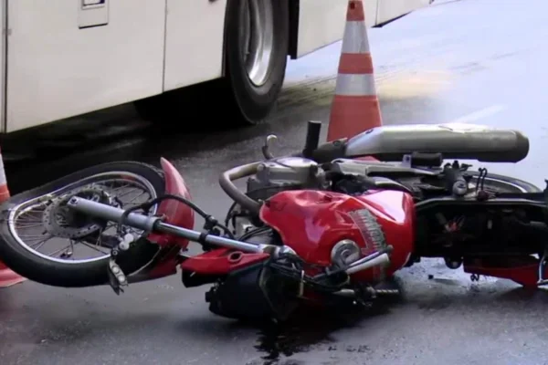 Foto de moto caída após acidente com ônibus da UFBA