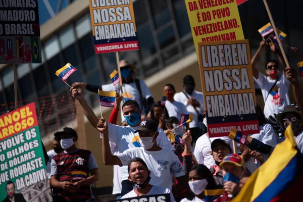 Contra Maduro, grupo faz ato em frente à Embaixada da Venezuela