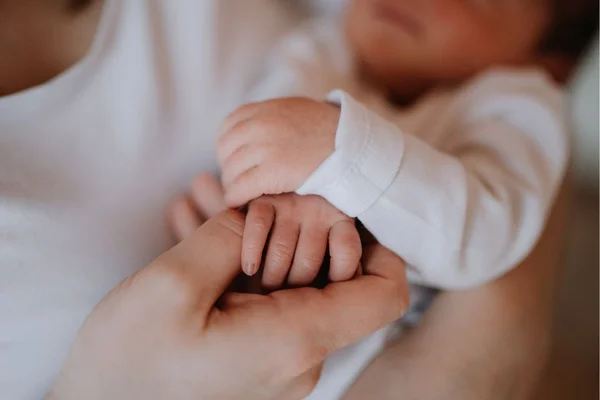 Babá viaja com bebê sem avisar os pais: “Enviei cartões-postais”
