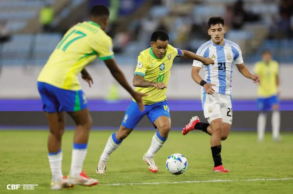 Imagem colorida de duelo entre Brasil e Argentina pelo Sul-Americano Sub-20- Metrópoles