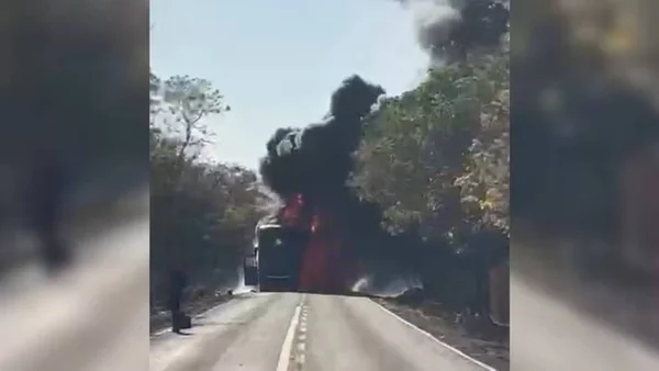 imagem colorida onibus jogadores paracatu pega fogo
