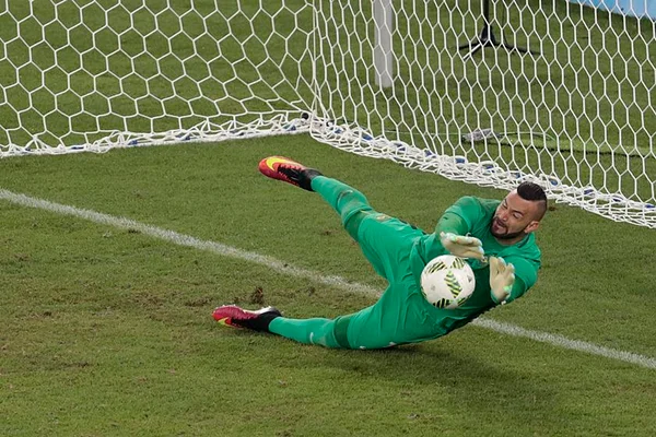 De desacreditado a herói olímpico, Weverton foi o paredão do Brasil