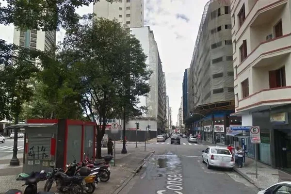 Motorista em carro de luxo atropela 3 moradores de rua em São Paulo