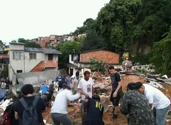 Desmoronamento em comunidade de Niterói deixa mortos e feridos