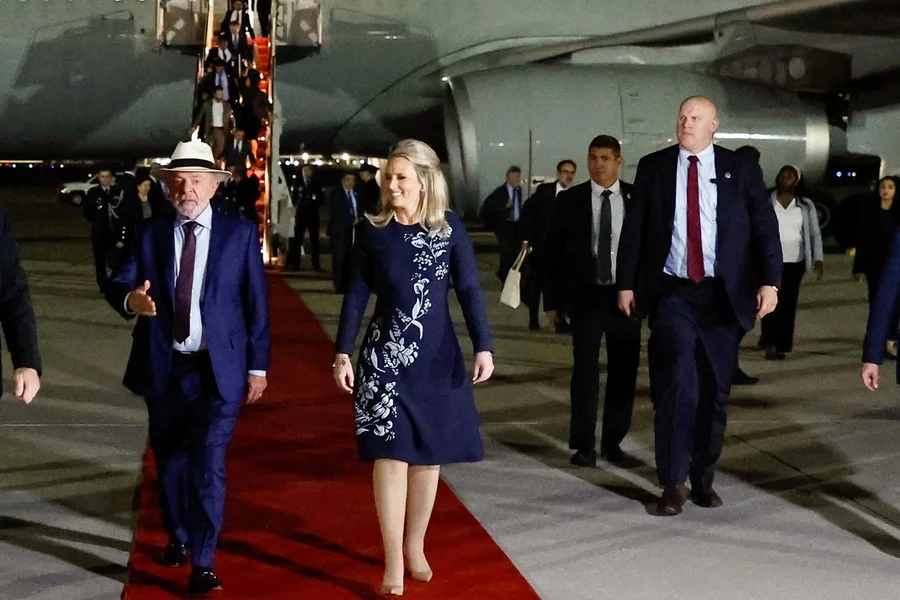 Presidente da República, Luiz Inácio Lula da Silva, durante chegada a Washington DC, na Base Aérea de Andrews.