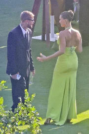 Vestido é assinado pela Versace