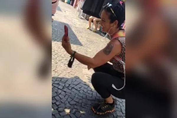 Vídeo: bolsonarista xinga mulheres que vendiam camisetas de Marielle e Lula