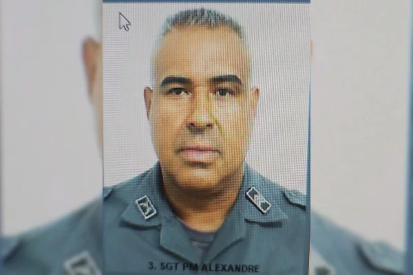 O sargento da PM Alexandre, que era do 15° BAEP, estava em uma confraternização quando foi encontrado desacordado na piscina - Metrópoles