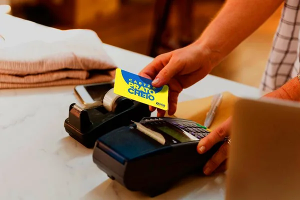 Cartão Material Escolar é creditado na conta de 61,9 mil estudantes