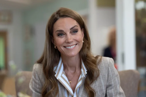 Foto colorida de mulher sorridente e cabelo no tom mel - Metrópoles