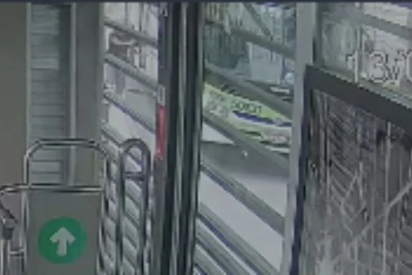 Foto colorida de muler correndo atrás de ônibus - Metrópoles