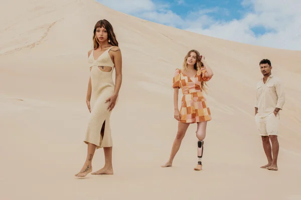 Urias, Paola Antonini e Xamã em desfile da Renner