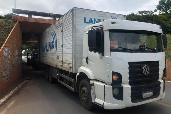 Caminhão preso tesourinha