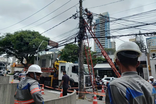 Imagem mostra equipe da Enel trabalhando em poste na zona oeste de SP - Metrópoles