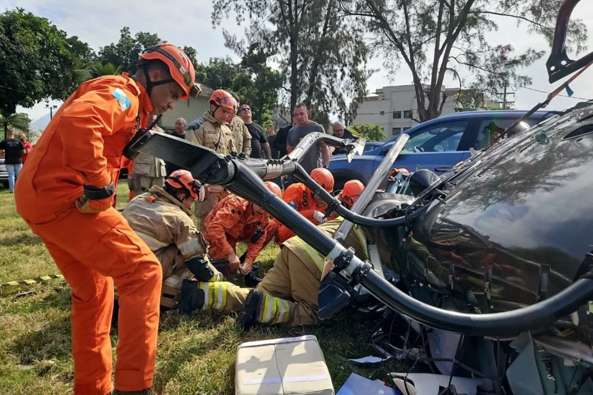 Bombeiros fazem resgate de corpos após queda de dois helicópteros no Rio de Janeiro Bombeiros fazem resgate de corpos após queda de dois helicópteros no Rio de Janeiro