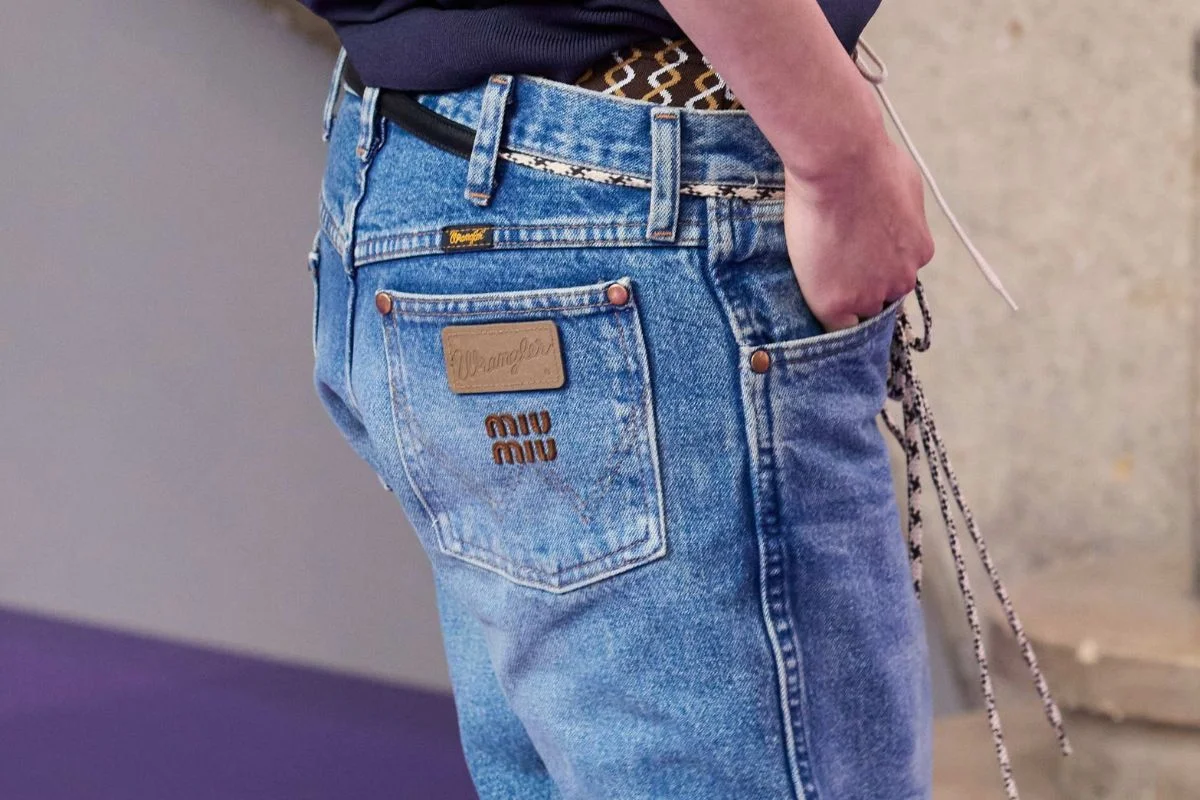 Miu Miu revela parceria com Wrangler e apresenta jeans vintage em Paris