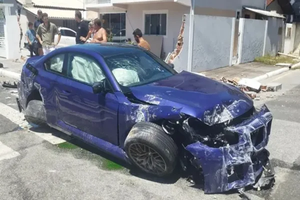 Homem bate BMW contra o muro de uma casa em Balneário Camboriú