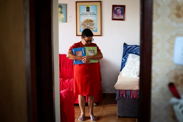 Lourdes das Neves abraça os porta-retratos da filha, Leide das Neves Ferreira, que se tornou símbolo do acidente radiológico com Césio-137, em Goiânia, em 1987 - Metrópoles