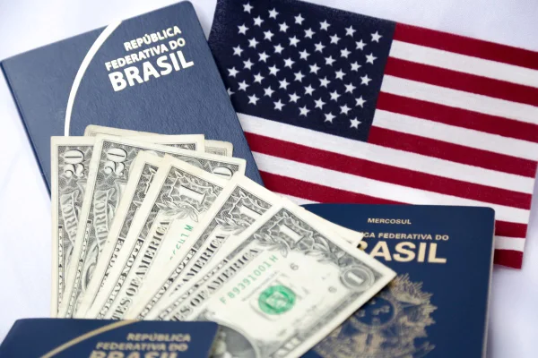 Passaporte brasileiro, dólar e bandeira dos EUA - Metrópoles
