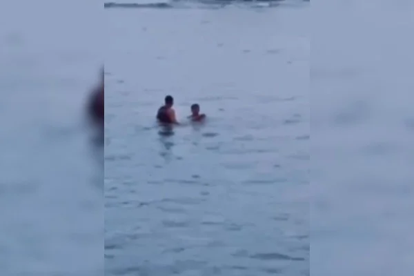 Após agredir namorada, o homem tentou fugir pelo mar para escapar da polícia, mas foi retirado da água e preso com drogas no litoral de SP - Metrópoles