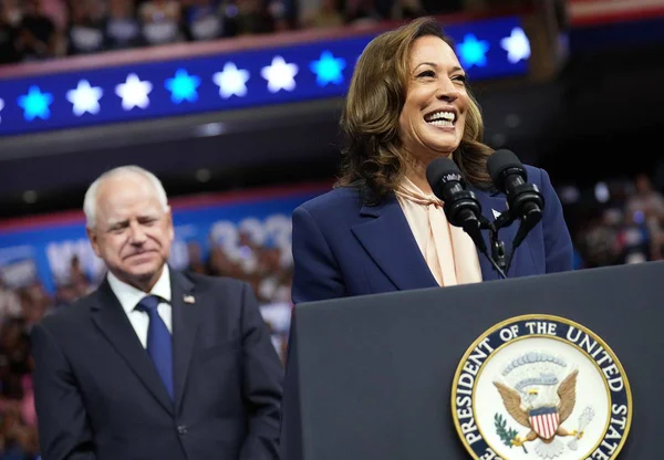Imagem colorida mostra a candidata à presidência dos EUA pelo Partido Democrata, Kamala Harris, ao lado de seu vice - Metrópoles