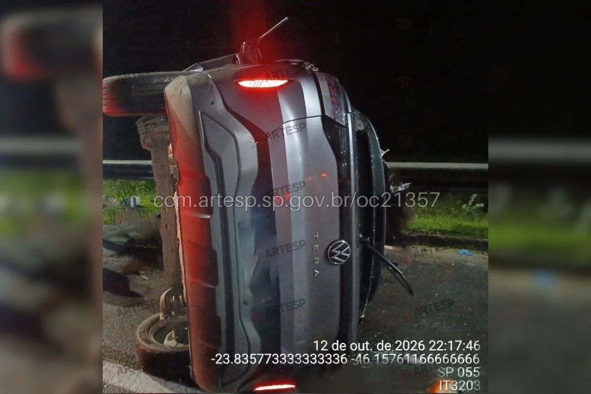 Acidente com carro de luxo deixa 2 mortos na Rio-Santos, em Bertioga - imagem 2 Acidente com carro de luxo deixa 2 mortos na Rio-Santos, em Bertioga - imagem 2