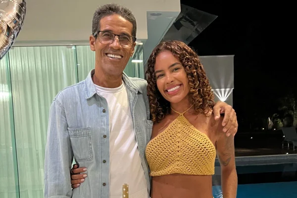 Foto colorida de Sthe Matos com o pai - Metrópoles