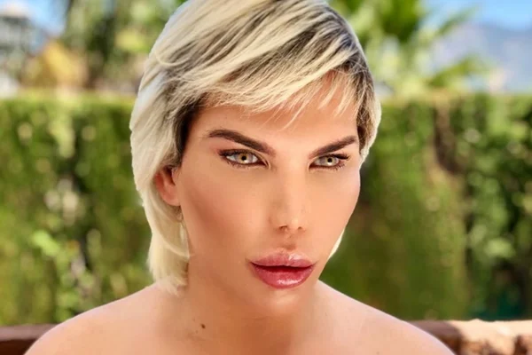 Ken Humano retira “tanquinho” falso e faz bumbum decolar. Entenda