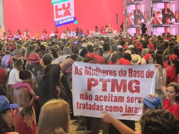 Faixa em evento com Lula em BH