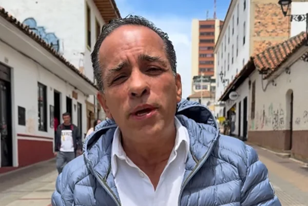 Carro de senador colombiano é alvejado por tiros de fuzis