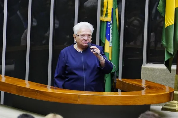 Erundina permanece internada, mas com quadro de saúde estável