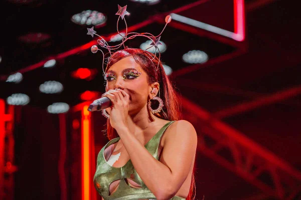 Anitta volta a detonar a Warner Music: “Não sei trabalhar desse jeito”