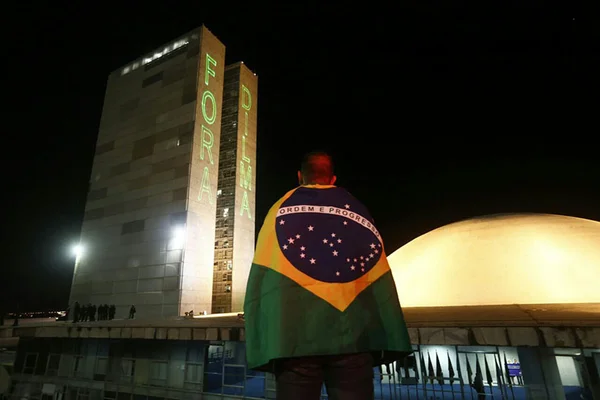 Manifestantes protestam contra o governo na Esplanada. Veja vídeos