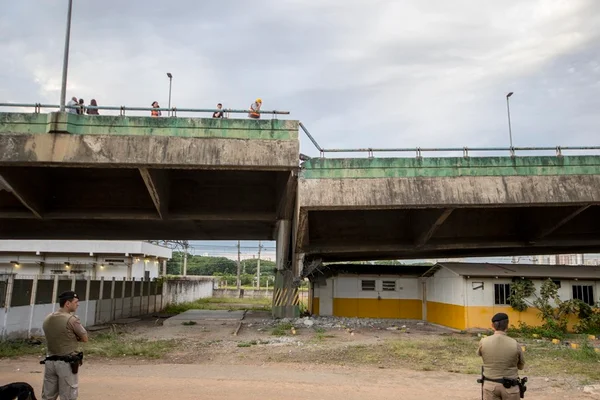 Viaduto cede e interdita Marginal Pinheiros, em SP. Veja fotos