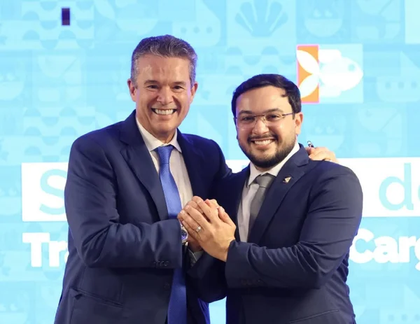 O ministro da Pesca, André de Paula, passa o cargo ao sucessor, Édipo Araújo