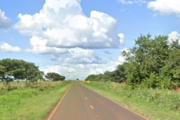 Imagem colorida de estrada no interior de SP. Metrópoles
