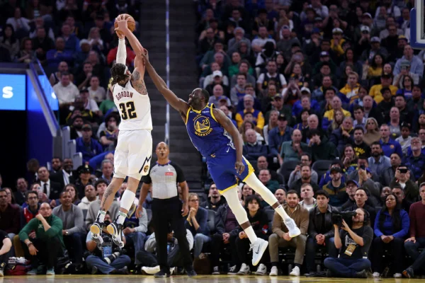 Imagem colorida de duelo entre Denver Nuggets e Warriors- Metrópoles