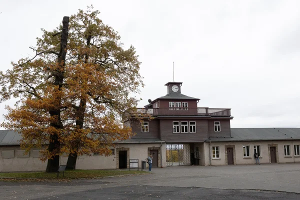 Imagem colorida da vista da entrada principal do antigo campo de concentração de Buchenwald, perto de Weimar. O local hoje funciona como um memorial aos milhares de judeus e outros prisioneiros que morreram em condições horríveis durante a Segunda Guerra Mundial.