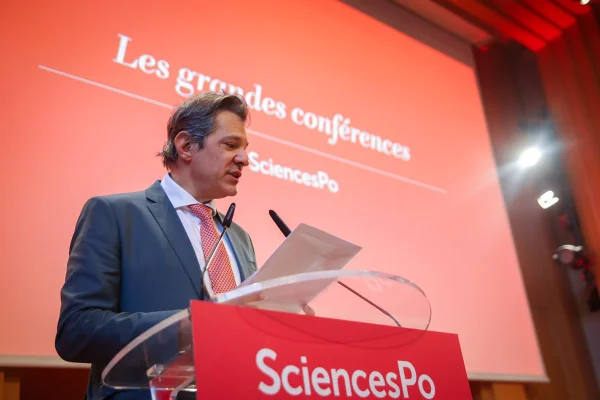 Imagem colorida do ministro da Fazenda, Fernando Haddad, durante conferência sobre 10 anos do Acordo de Paris, na França - Metrópoles
