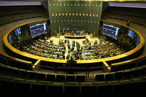 Câmara gasta R$ 9,9 milhões com aluguel de aeronaves