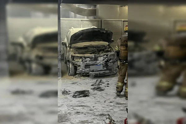 Carro pega fogo em garagem de prédio no DF e fica totalmente destruído