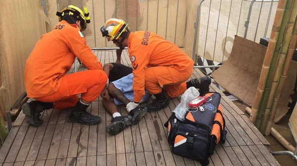 Jovem leva choque enquanto mexia em fiação do complexo Na Praia