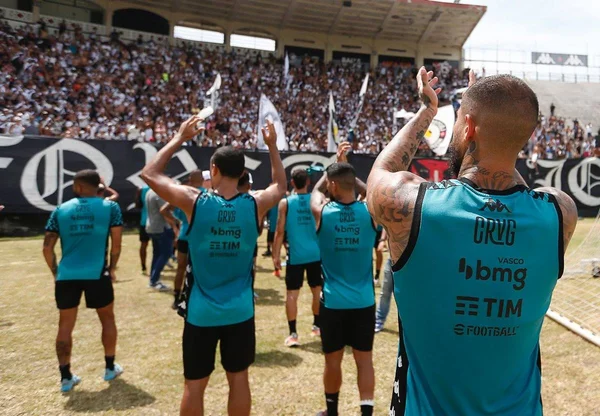 Torcida lota as arquibancadas de São Januário em treino