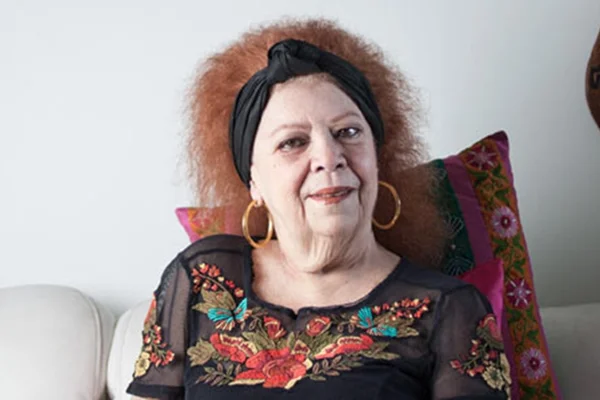 Internada, Beth Carvalho canta em cama de hospital e emociona fãs