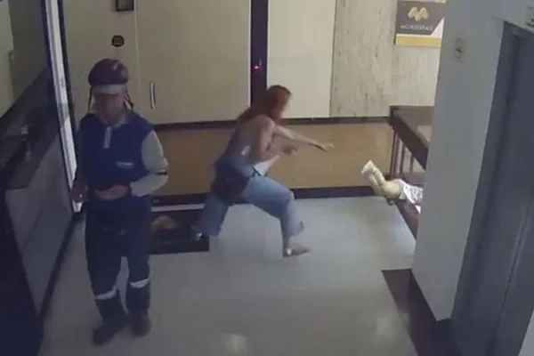 Que reflexo! Mãe salva filho de cair em escada e vídeo impressiona