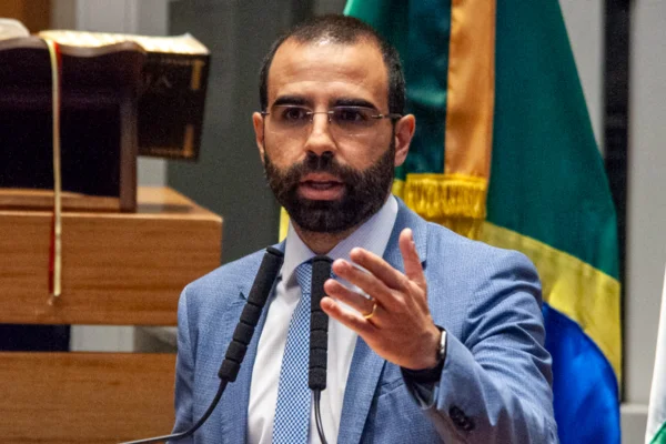 O deputado Thiago Manzoni (PL) na CLDF